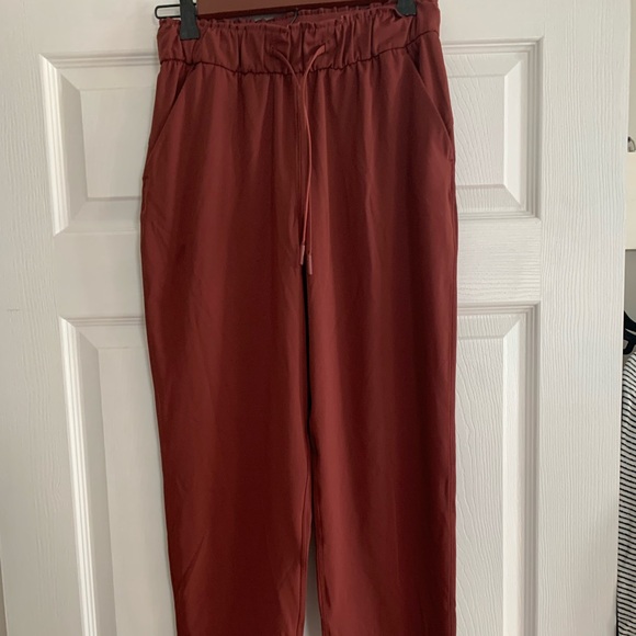 Lululemon garnet on the Fly pants - Picture 2 of 4